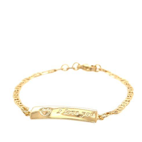 The "I LOVE YOU" plate baby bracelet, made from 14k gold-filled material, showcases a rectangular plate engraved with a heart. Its slim mariner link chain and secure clasp enhance the elegance of this delightful piece.